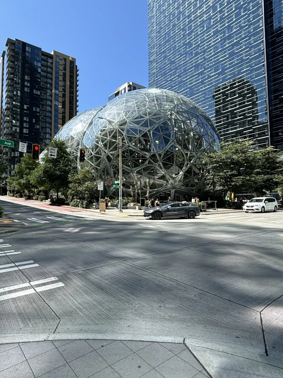 高層ビルに囲まれたガラスの球体の建物、アマゾンのスフィア