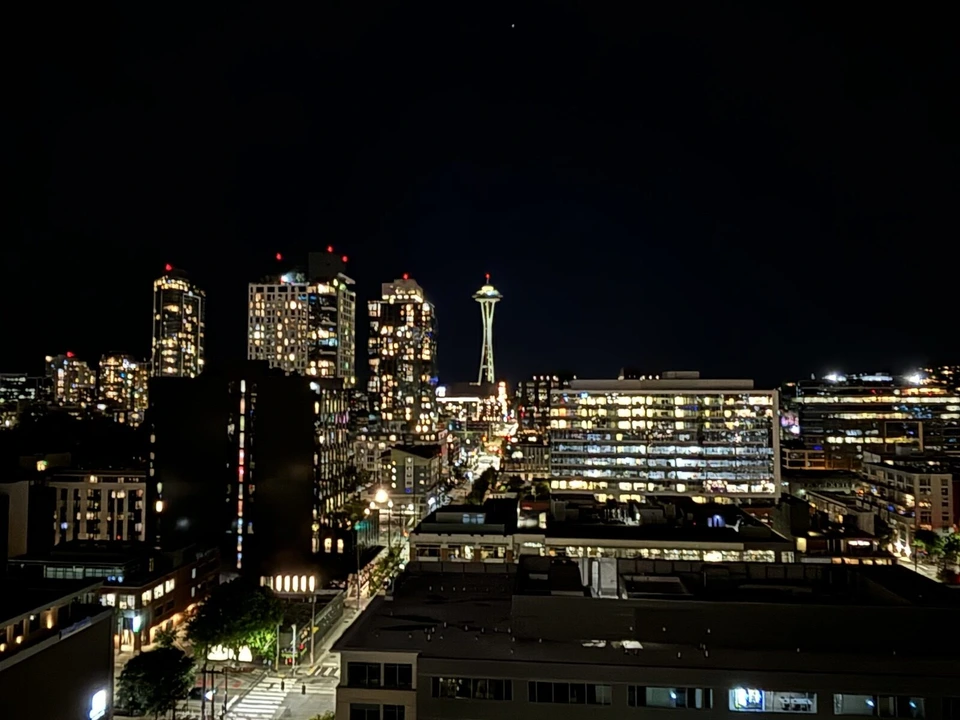 屋上から見た夜景。オフィスビルの明かりとスペースニードル