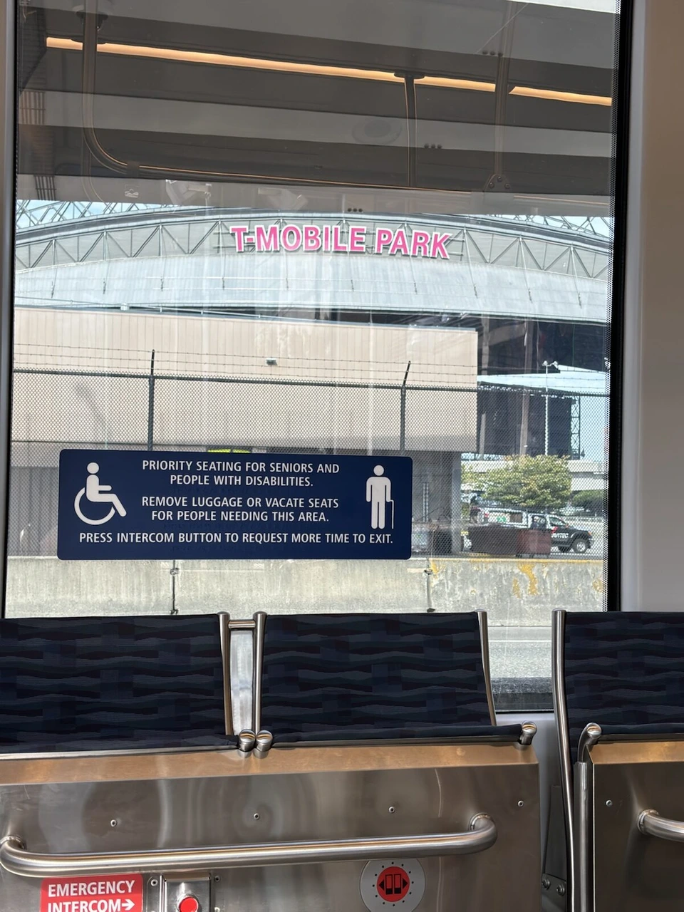 ライトレールの車内から見たT-MOBILE PARKの看板と、優先席の案内
