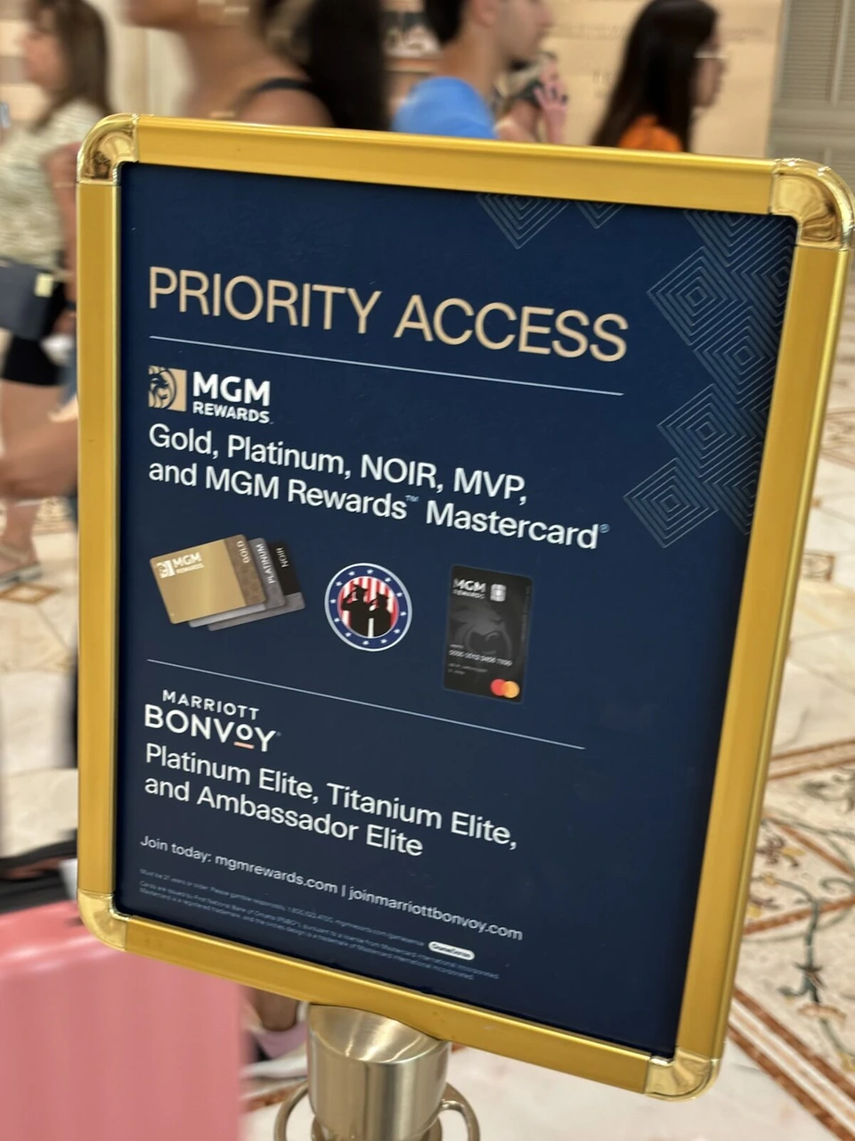 ベラージオのチェックインの列の横に立つPRIORITY ACCESSの案内。MGMリワーズとマリオット・ボンヴォイの上級会員が対象