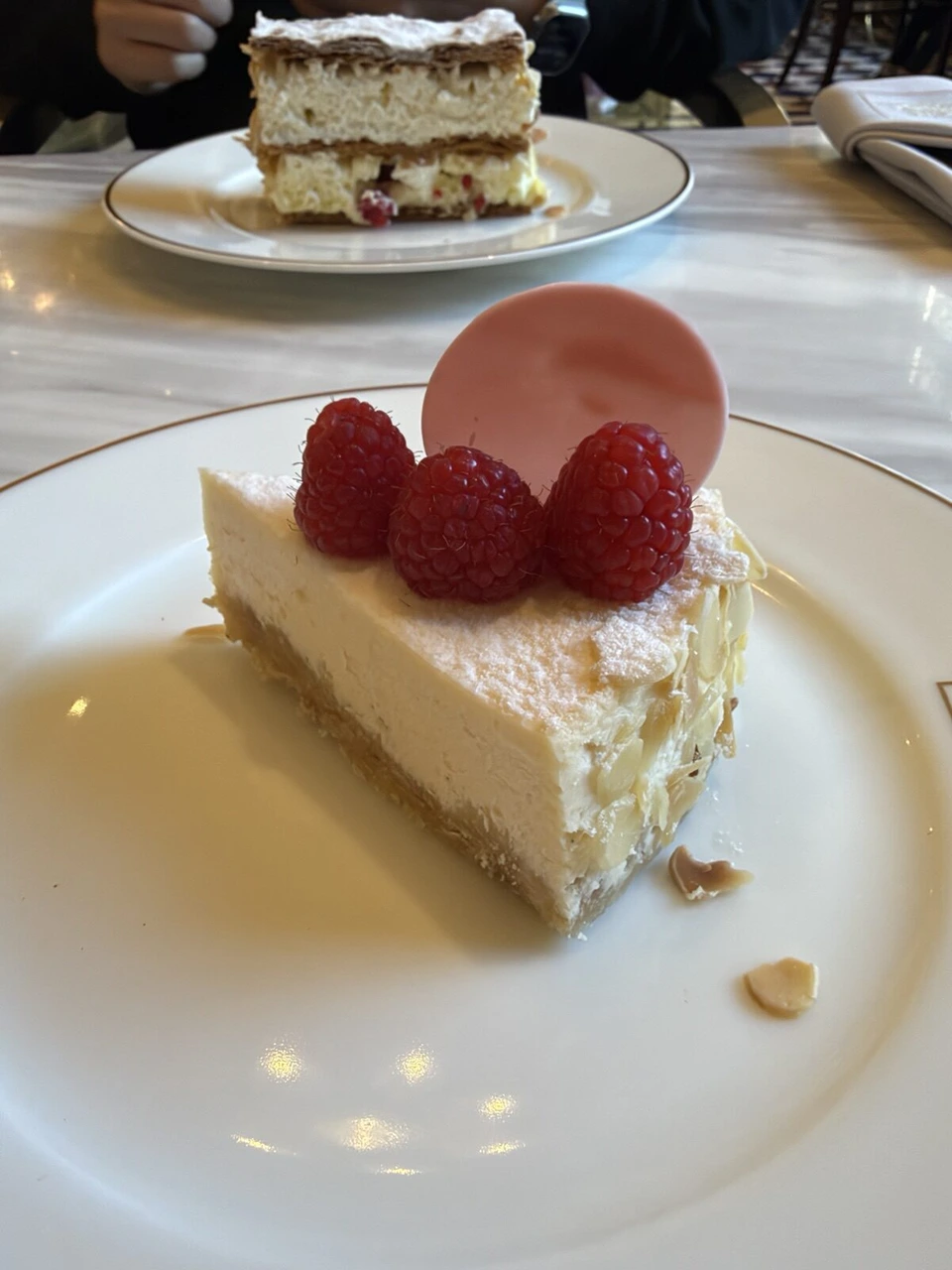 カフェ・ブリストルのケーキ。ラズベリーとピンクの飾り、アーモンドをのせたチーズケーキ