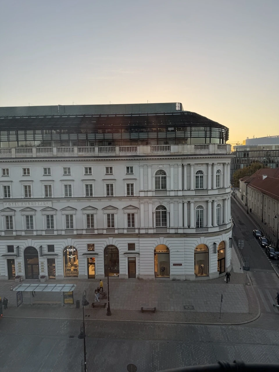 ホテル・ブリストルの窓から見た向かいの建物。HOTEL EUROPEJSKIの文字と夕方の空