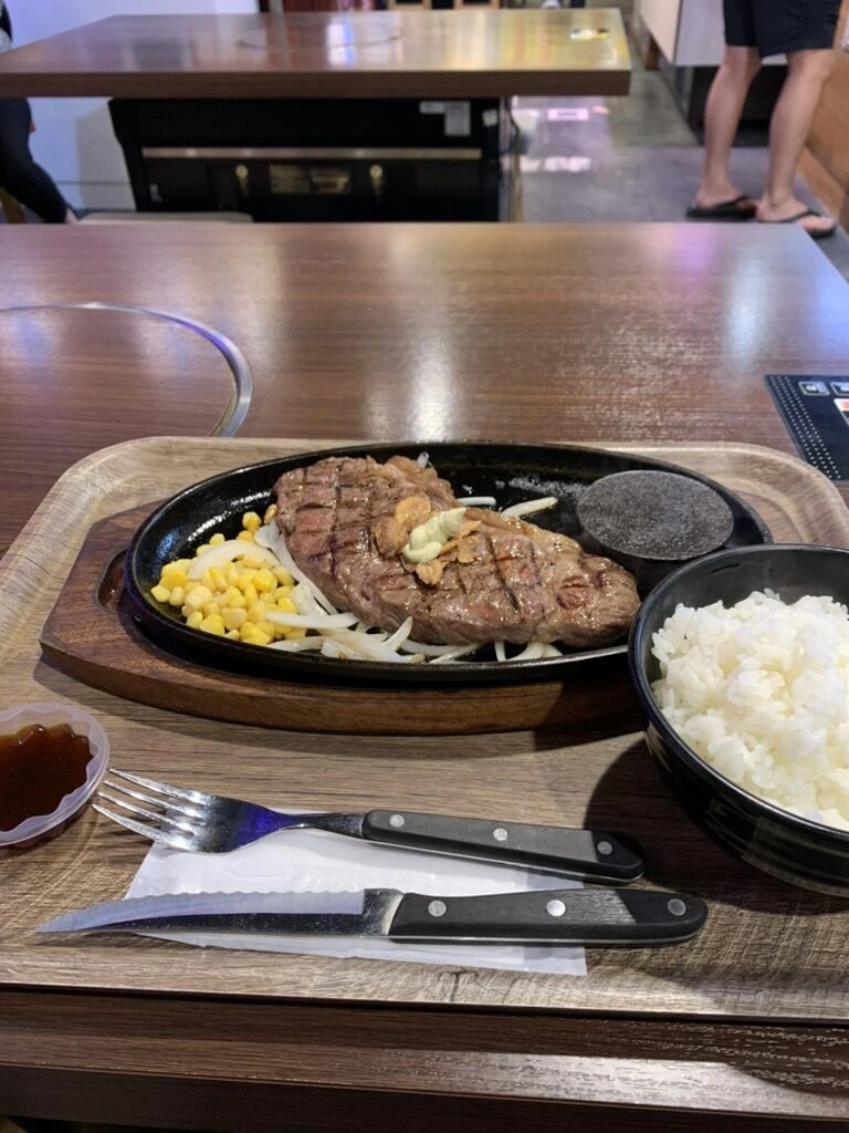 那覇で食べた鉄板のステーキとコーン、別皿のライス