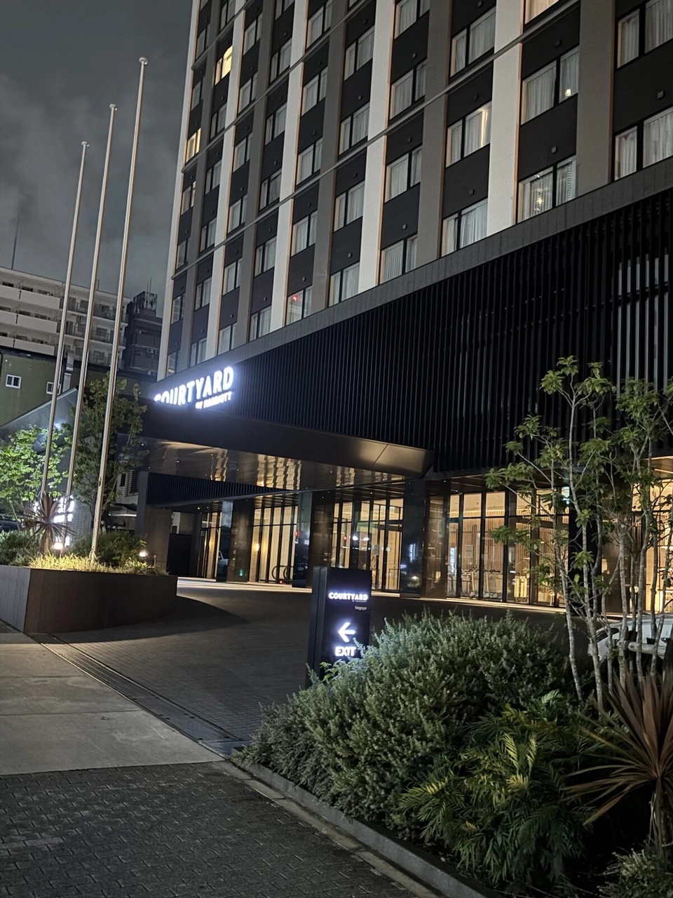 夜のコートヤード・バイ・マリオット名古屋の入口と、上に伸びる建物