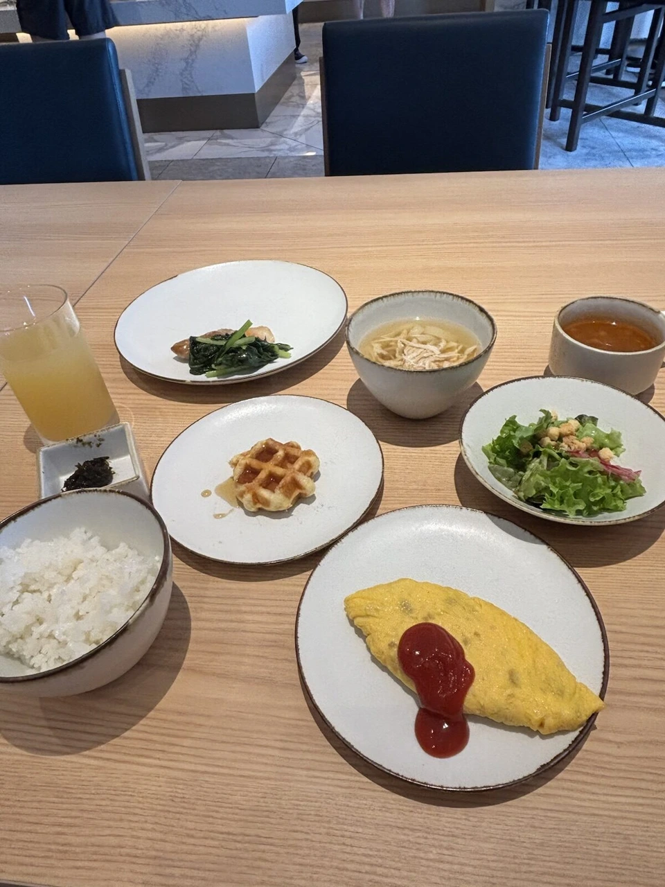 コートヤード名古屋の朝食の皿。オムレツ、ワッフル、サラダ、ご飯、ほうれん草のおひたし、スープ、ジュース