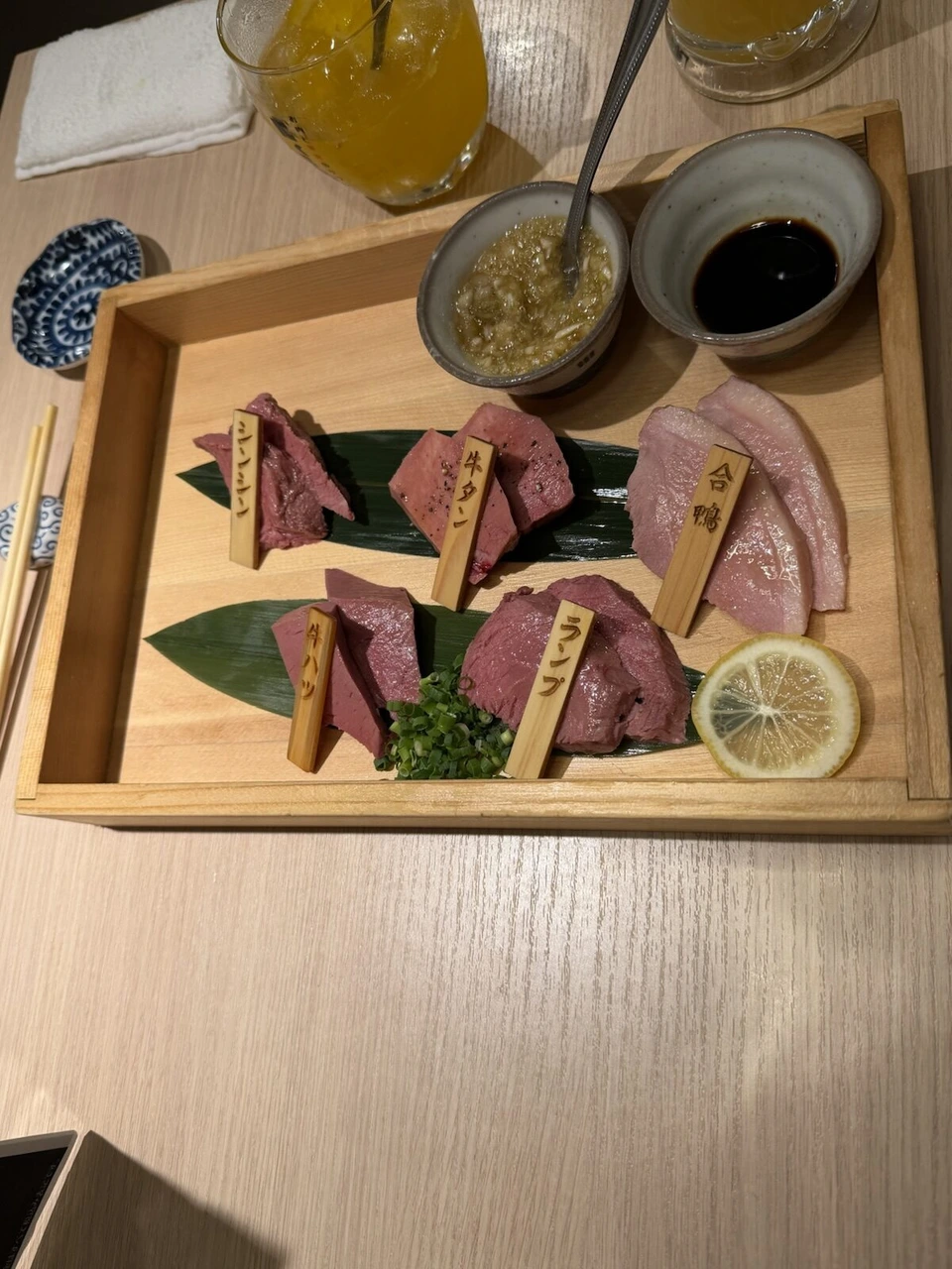 すすきのの焼肉店で出された牛タン、ハツ、ランプ、シンシン、合鴨の盛り合わせ