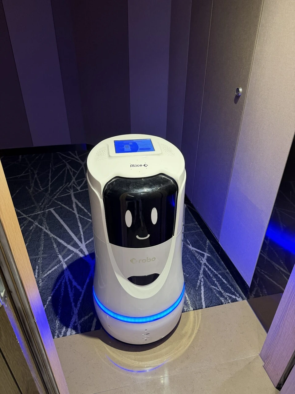 コートヤード・ソウル・ボタニックパークの廊下にいた配膳ロボット。白い本体に顔のマークとAliceの文字、下に青いライト