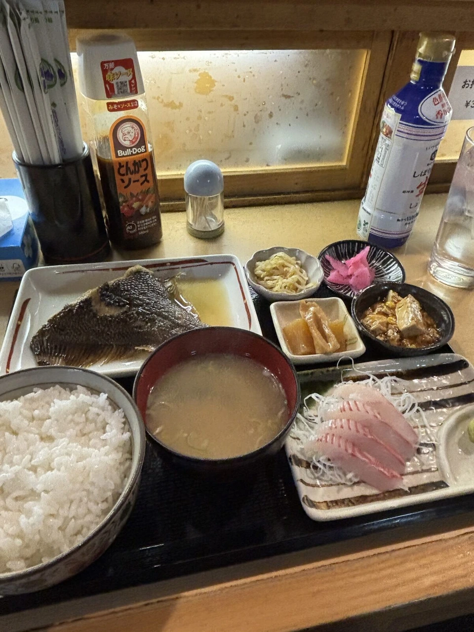 ドーミーイン東室蘭の近くの店で食べた定食。焼き魚、刺身、ご飯、味噌汁、小鉢