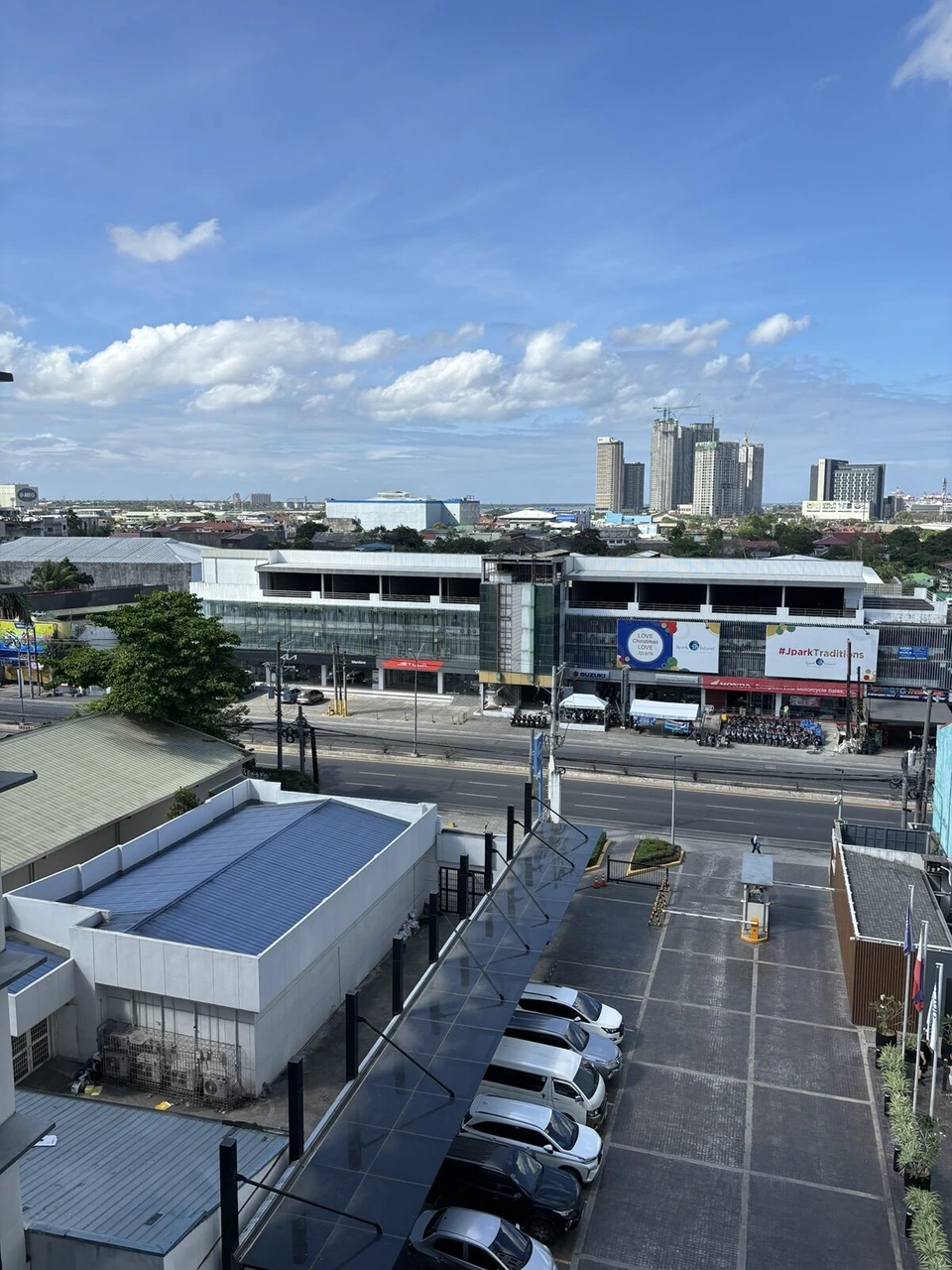 フェアフィールド・セブ・マンダウエの部屋から見た朝のマンダウエ市。道路と商業ビル、遠くに高層ビル
