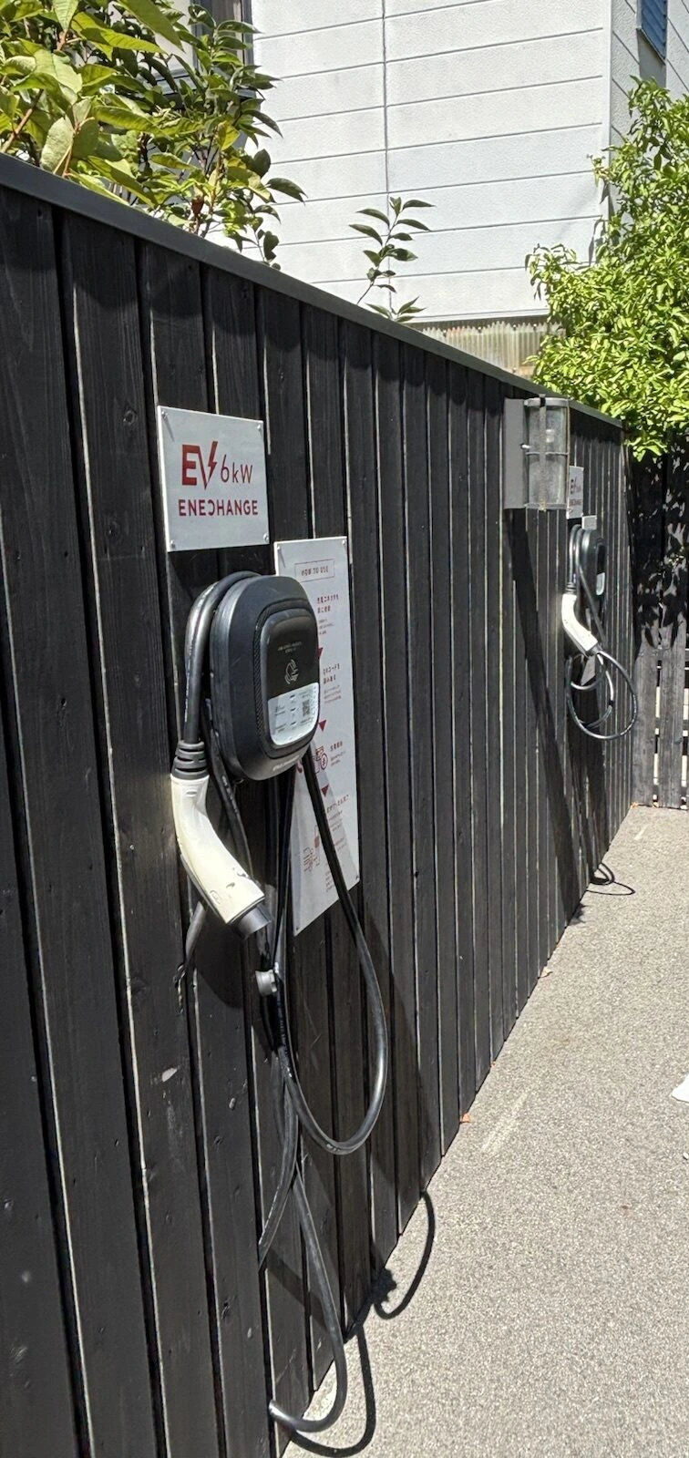福良の町なかにあるENECHANGEの6kWのEV充電器2基。黒い板塀に取り付けられている