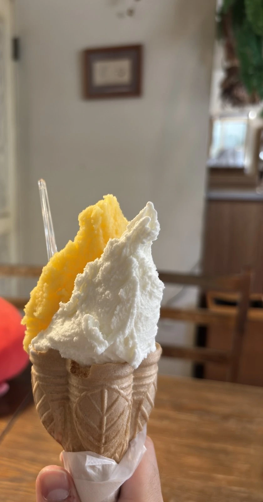 福良の町なかのカフェで手に持った、白と黄色の2種類のジェラートのコーン