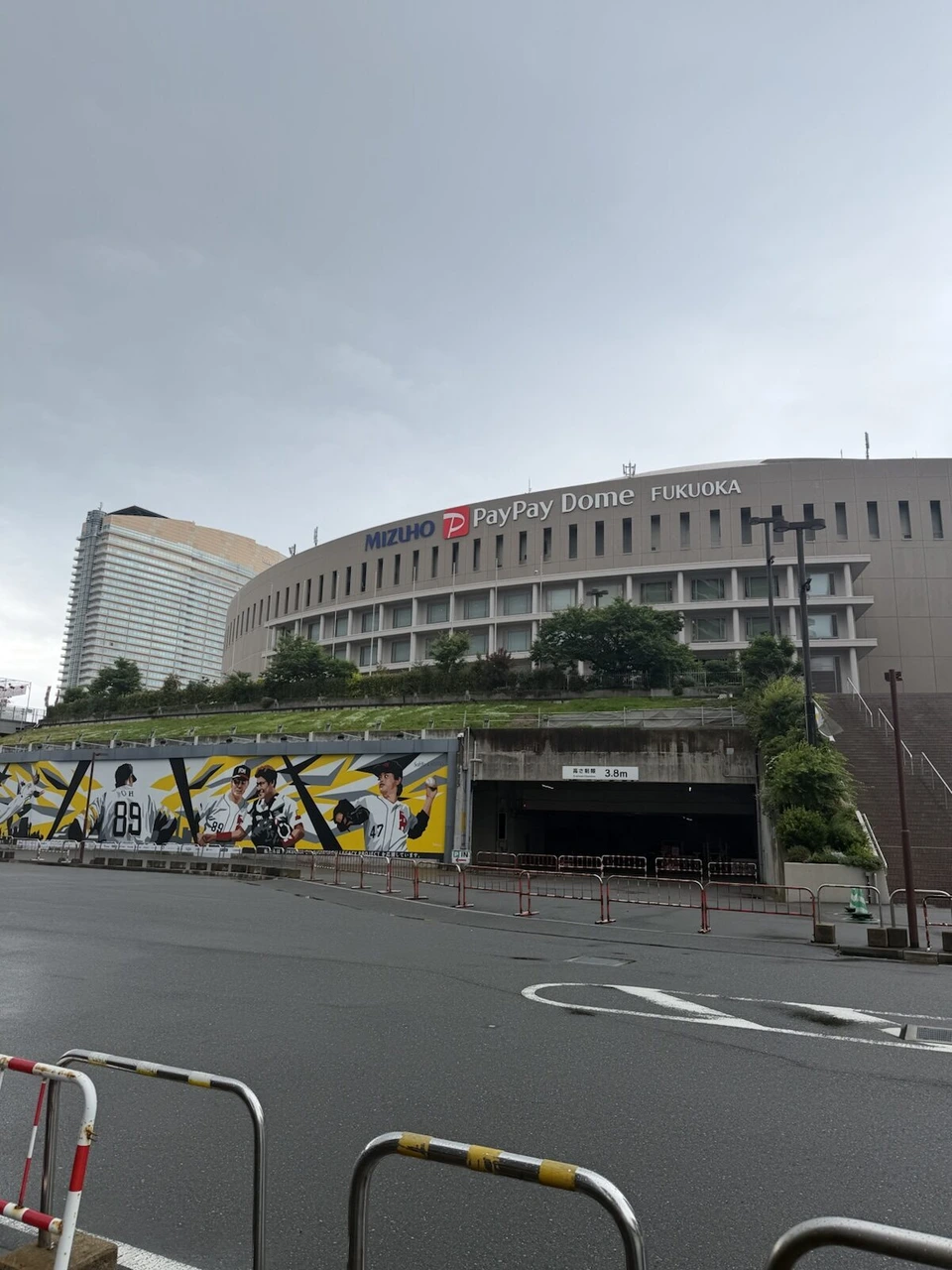曇り空の下のみずほPayPayドーム福岡の外観