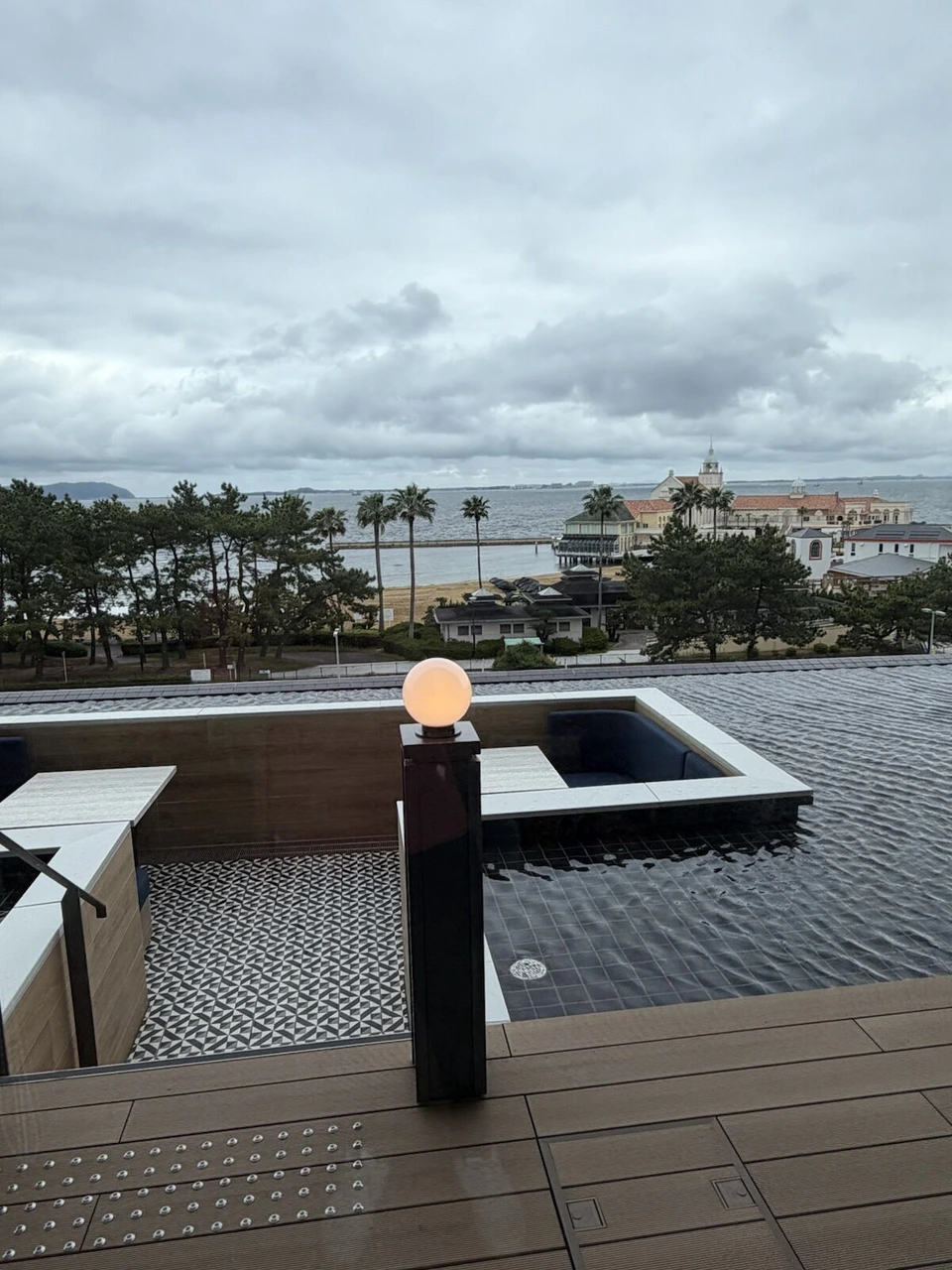 福岡プリンスホテル ももち浜の朝のテラス。水盤越しに見た百道浜の木々と海