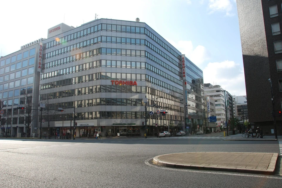 大阪・本町の交差点とオフィスビル