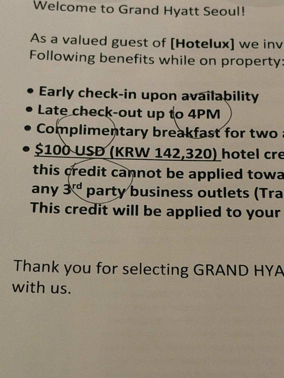 グランド ハイアット ソウルの部屋に置かれていた案内の手紙。Welcome to Grand Hyatt Seoul、HoteLuxのゲスト向けの特典の一覧