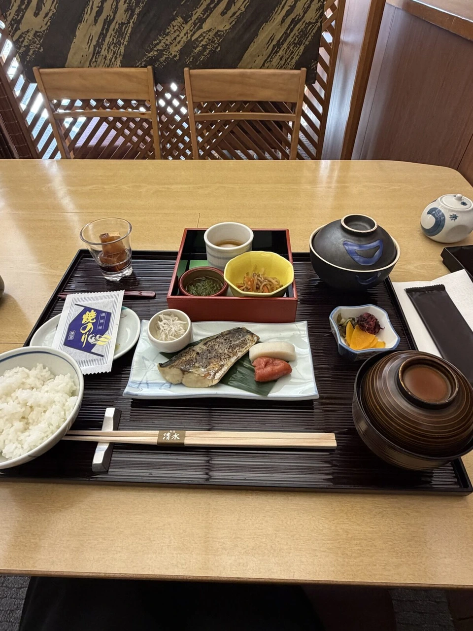 高輪エリアの和食「清水」の和朝食。焼き魚、ごはん、小鉢、ふた付きのお椀、焼きのり