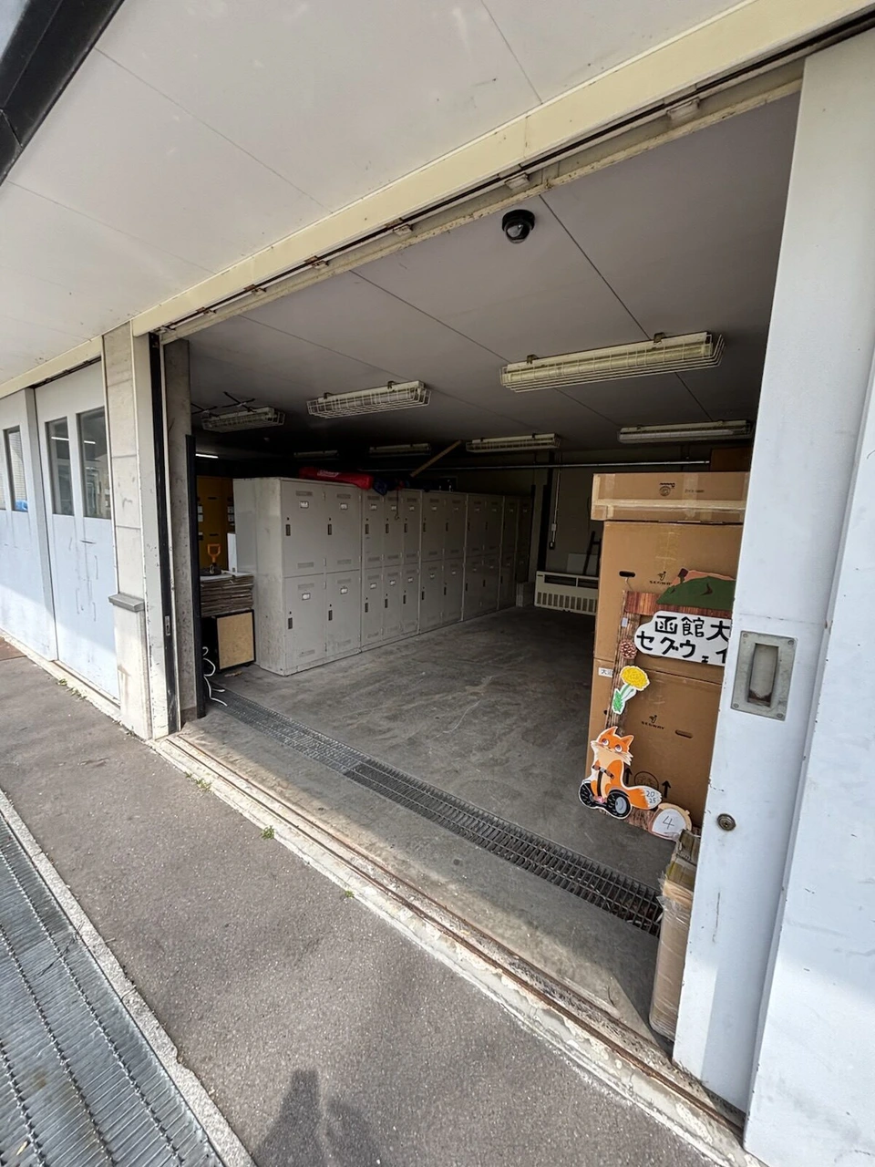 函館大沼プリンスホテルのガレージの中。ロッカーと段ボール箱、セグウェイの看板