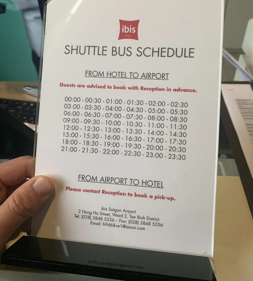 イビス サイゴン エアポートのフロントにあるSHUTTLE BUS SCHEDULE。ホテルから空港へ30分おき