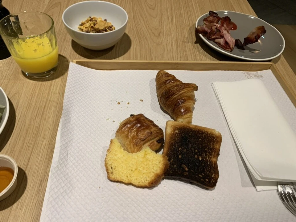 INNSiDE Paris CDGの朝食。クロワッサン、パン・オ・ショコラ、トースト、ベーコン、シリアル、オレンジジュース