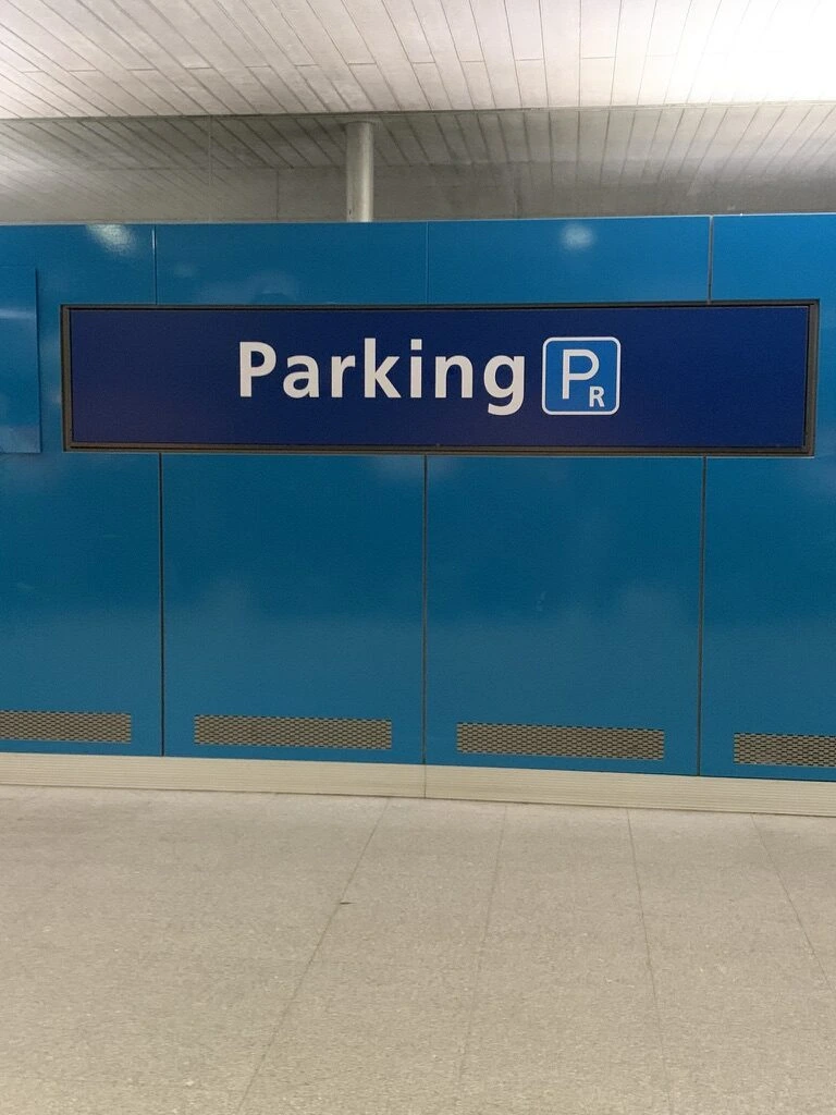 空港の青いParkingの看板と白い床