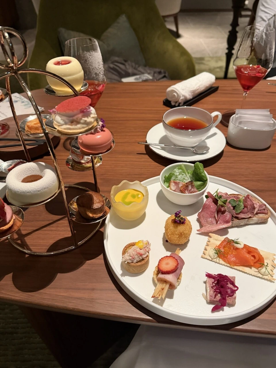 セイボリーの皿。ローストビーフ、サーモン、いちごの串、タルト、グラスのムース