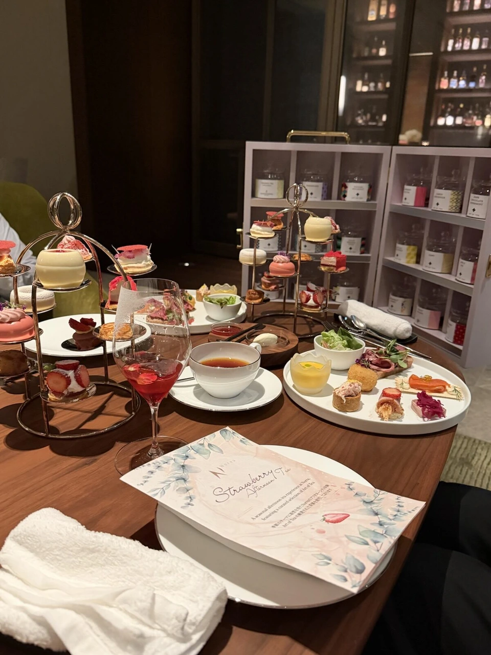 テーブル全体。スタンド、セイボリーの皿、紅茶、メニューカード
