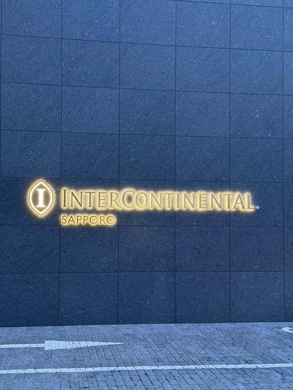 濃い色の石の外壁に金色で書かれたINTERCONTINENTAL SAPPOROの文字