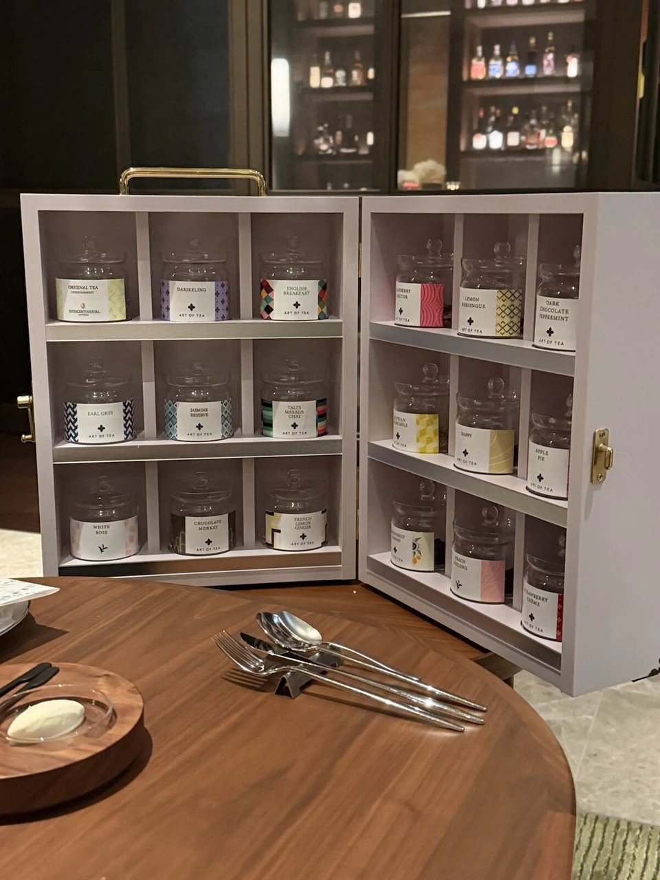テーブルに置かれた白い木箱。中に紅茶の缶がずらりと並ぶ