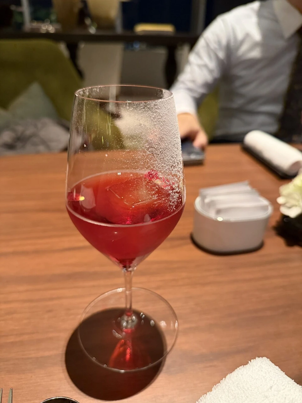 ワイングラスに入った赤いいちごのドリンク