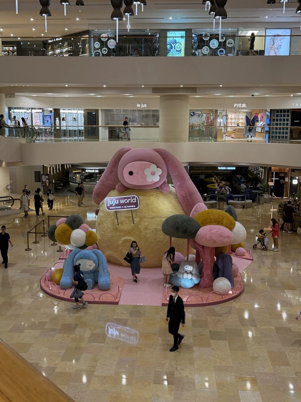 パシフィック・プレイスの吹き抜けにある、ピンクのうさぎの大きなぬいぐるみの展示juju world