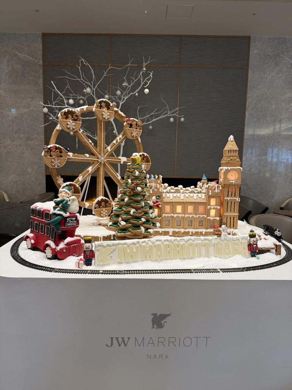 JWマリオット・ホテル奈良のロビー。JW MARRIOTT NARAの台座に飾られた観覧車や時計台、赤いバスのクリスマスのジオラマ