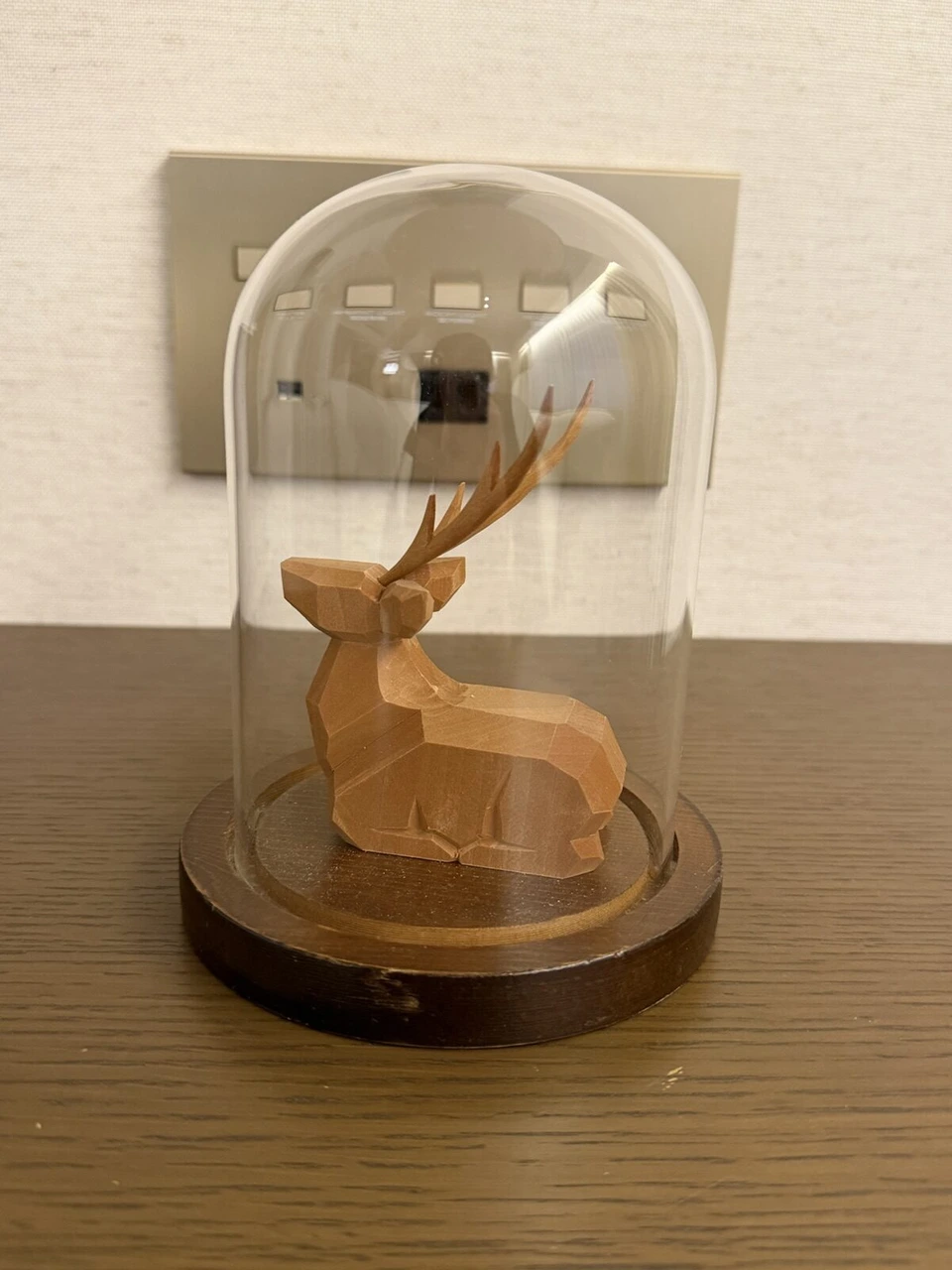 ガラスのドームに入った木製の鹿の置物