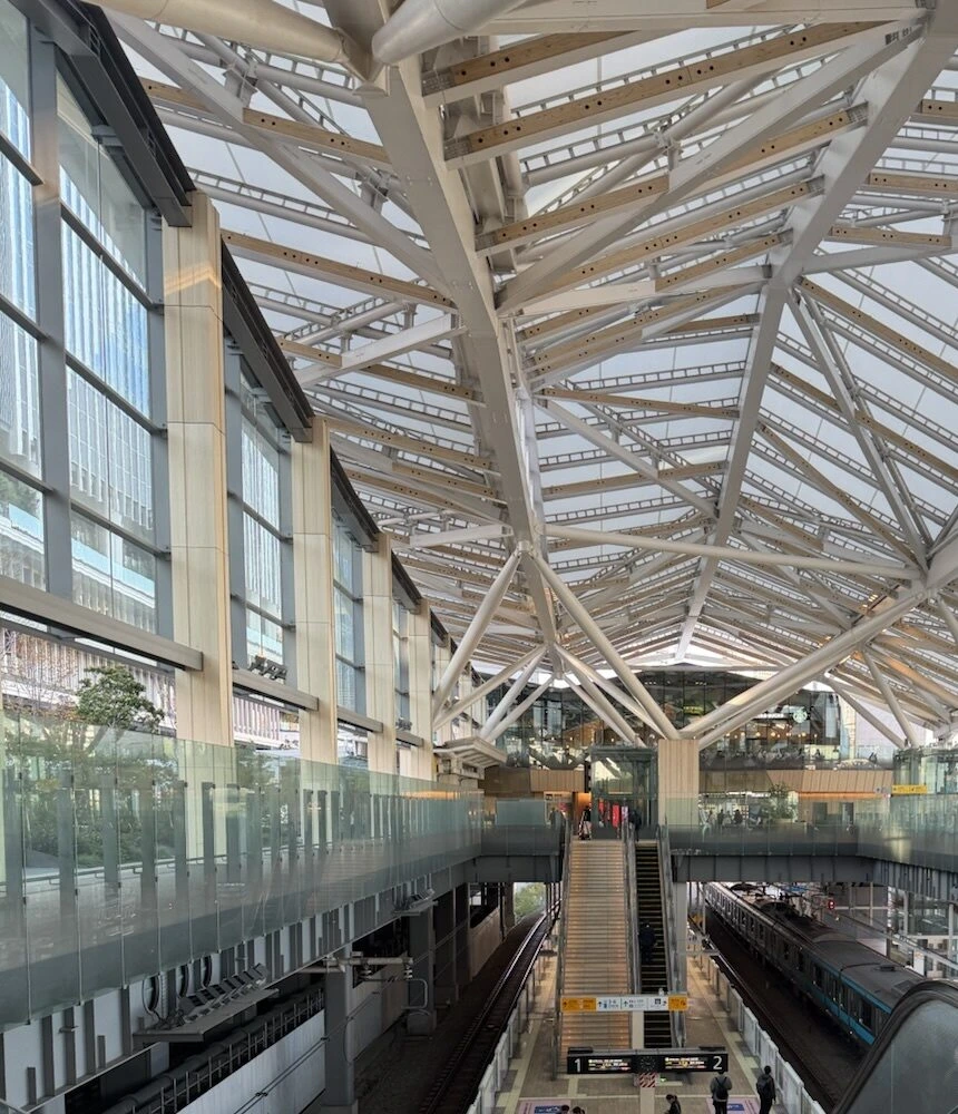 高輪ゲートウェイ駅の大きな屋根とホーム