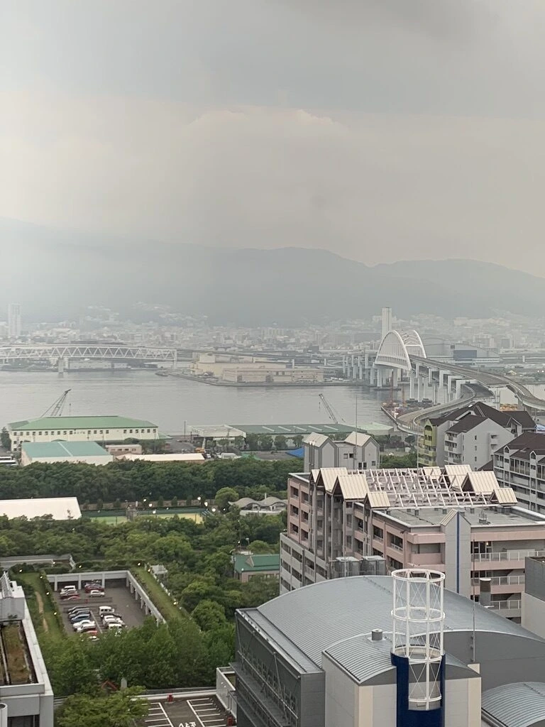 夕方の神戸ベイシェラトンのクラブフロアから見た北側。六甲アイランドの建物と橋、神戸の街と六甲の山並み