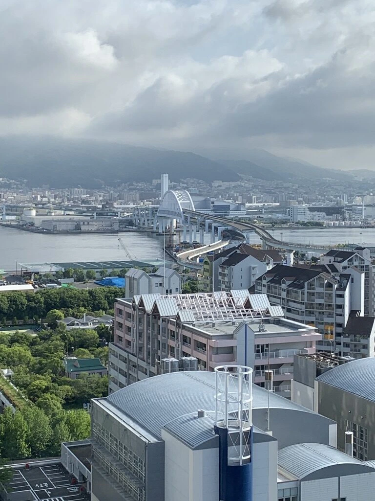 朝のクラブフロアから見た雲のかかった六甲山と神戸の街