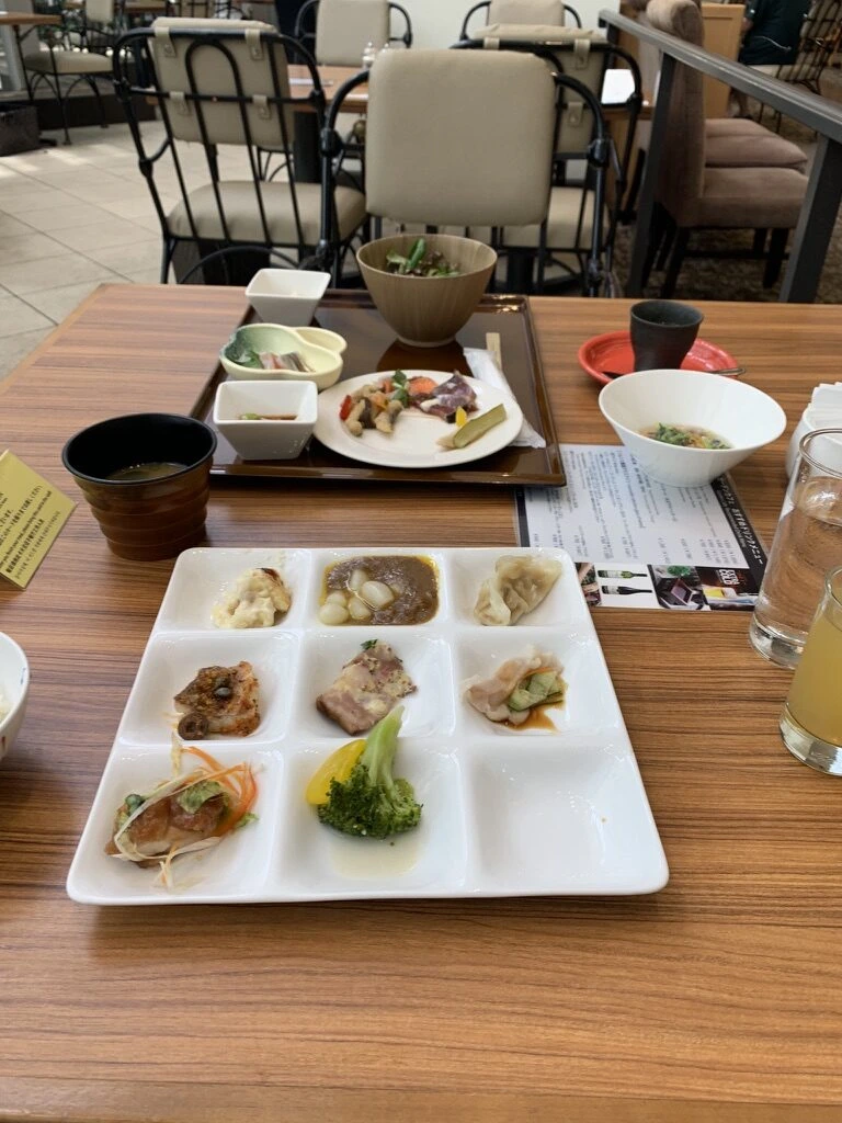 神戸ベイシェラトンのランチ。仕切り皿の料理、サラダ、スープ、小鉢