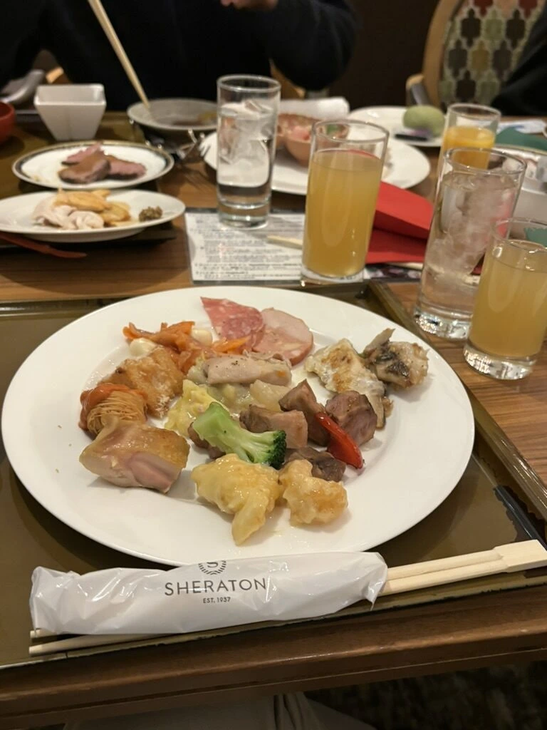 クリスマスのディナーブッフェの皿とSHERATONの箸袋
