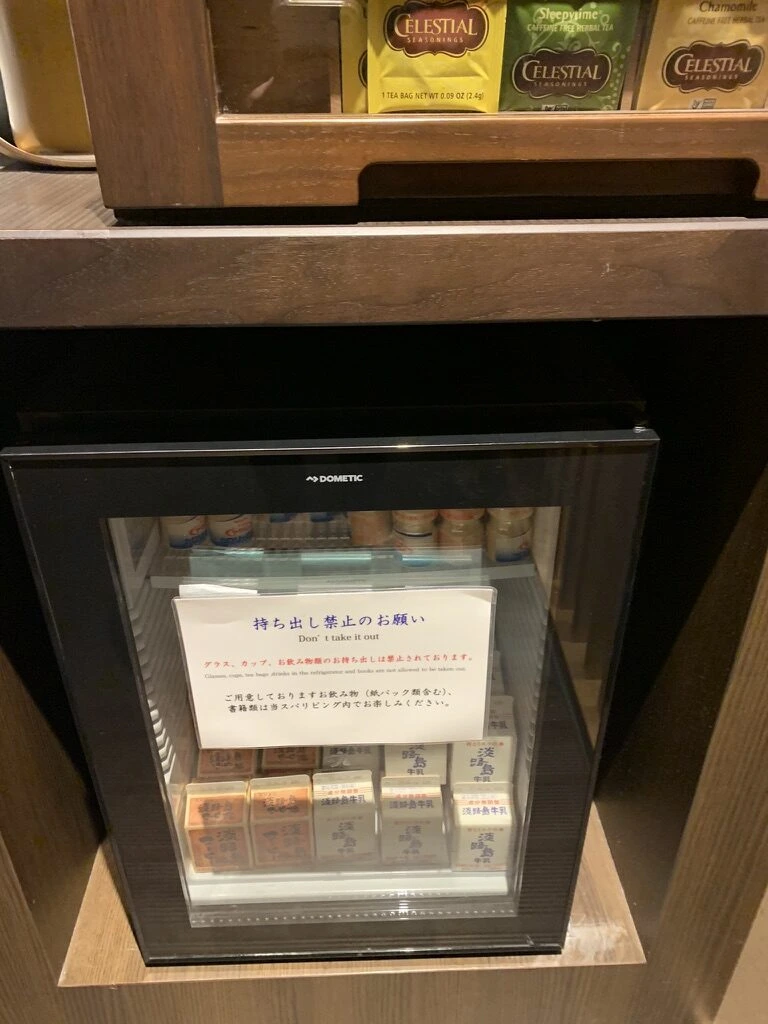 クラブダブルの冷蔵庫。紙パックの飲み物と上の棚のティーバッグ