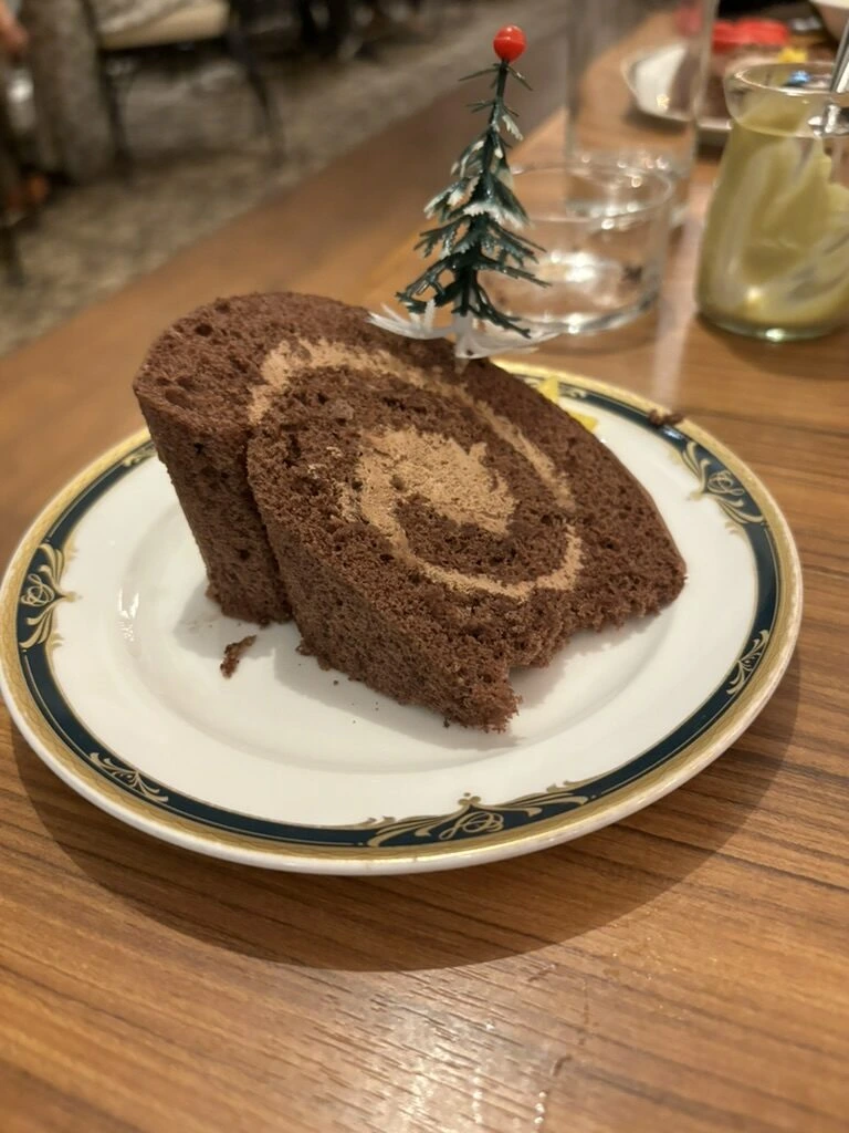 チョコレートのロールケーキと小さなツリーの飾り