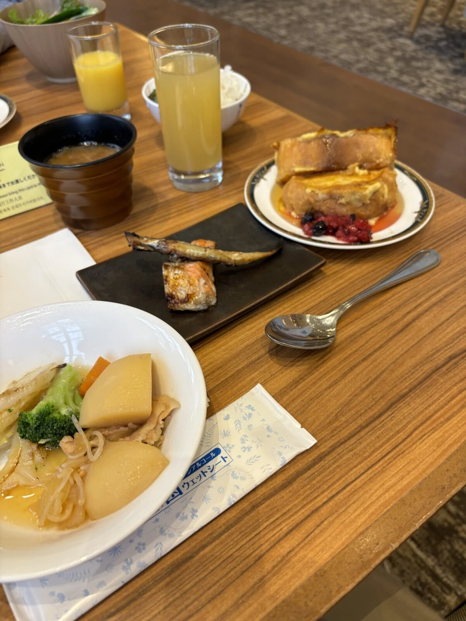 神戸ベイシェラトンの朝食。フレンチトースト、焼き魚、煮物、ジュース