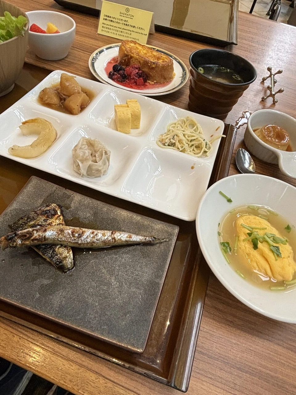 仕切り皿の卵焼き、シュウマイ、パスタと焼いたいわし