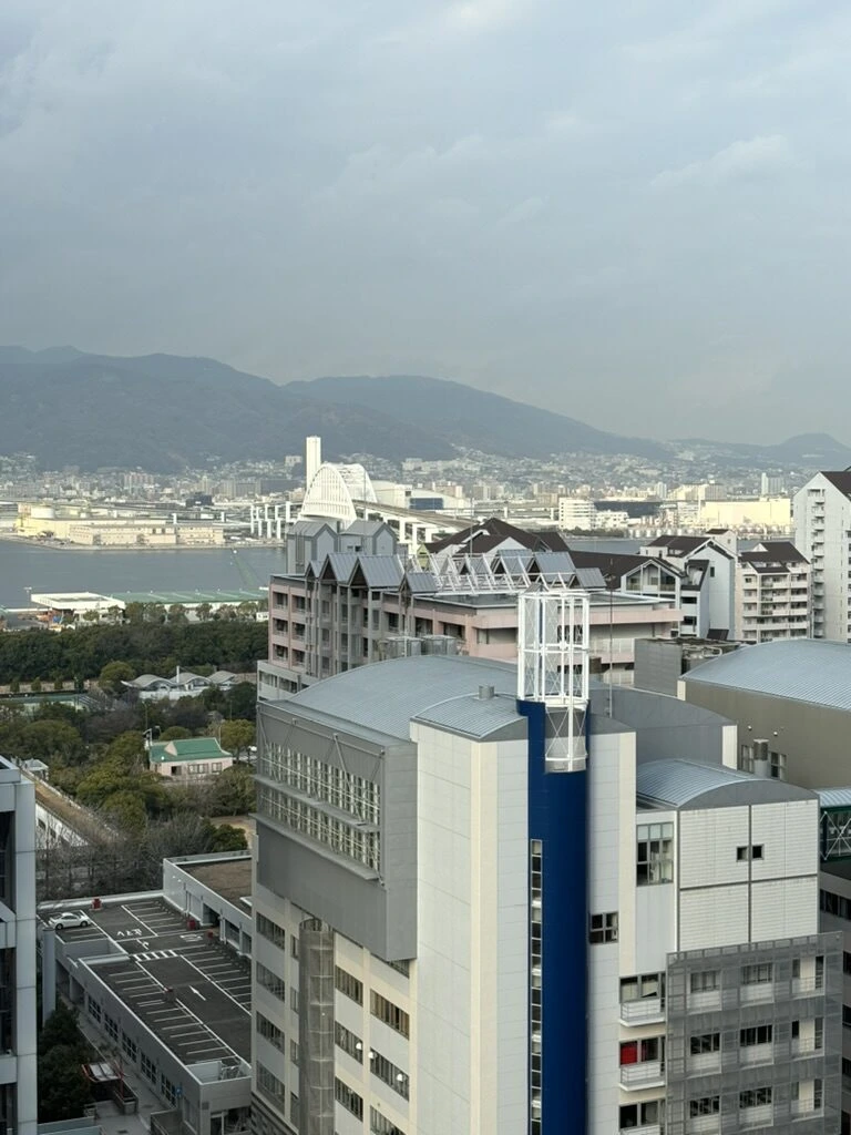 デラックスツインの階から見た六甲アイランドの建物と神戸の街、六甲の山並み
