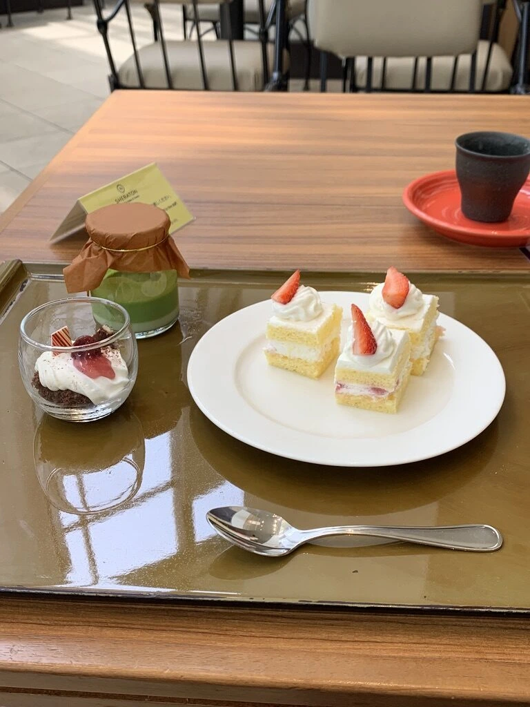 小さなショートケーキとグラスのデザート、抹茶色のプリン
