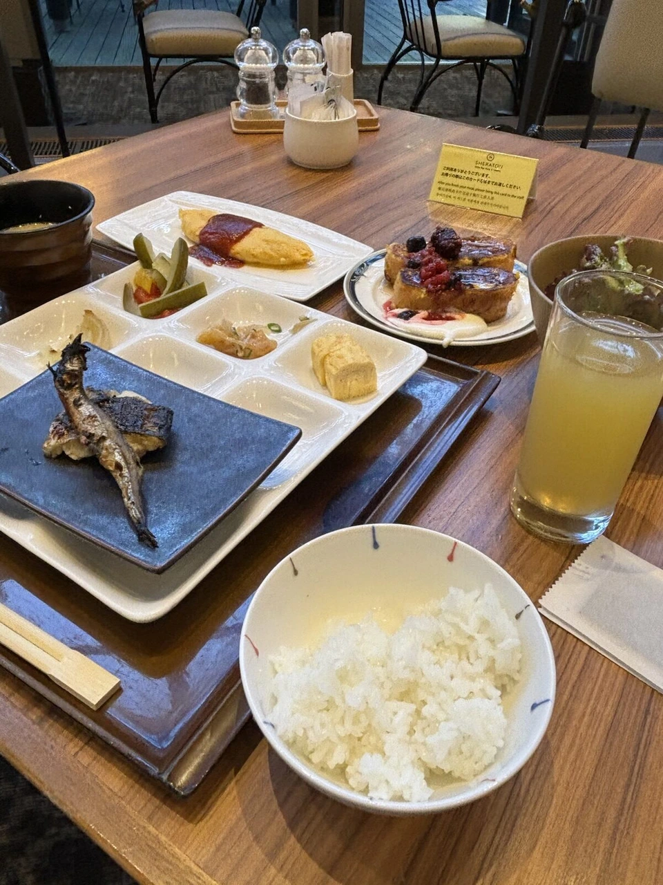 朝食の焼き魚、卵焼き、ごはんと和の小鉢