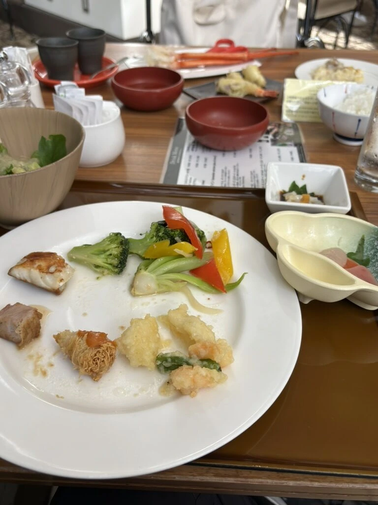 ランチブッフェの魚や野菜のグリル、天ぷらをのせた皿