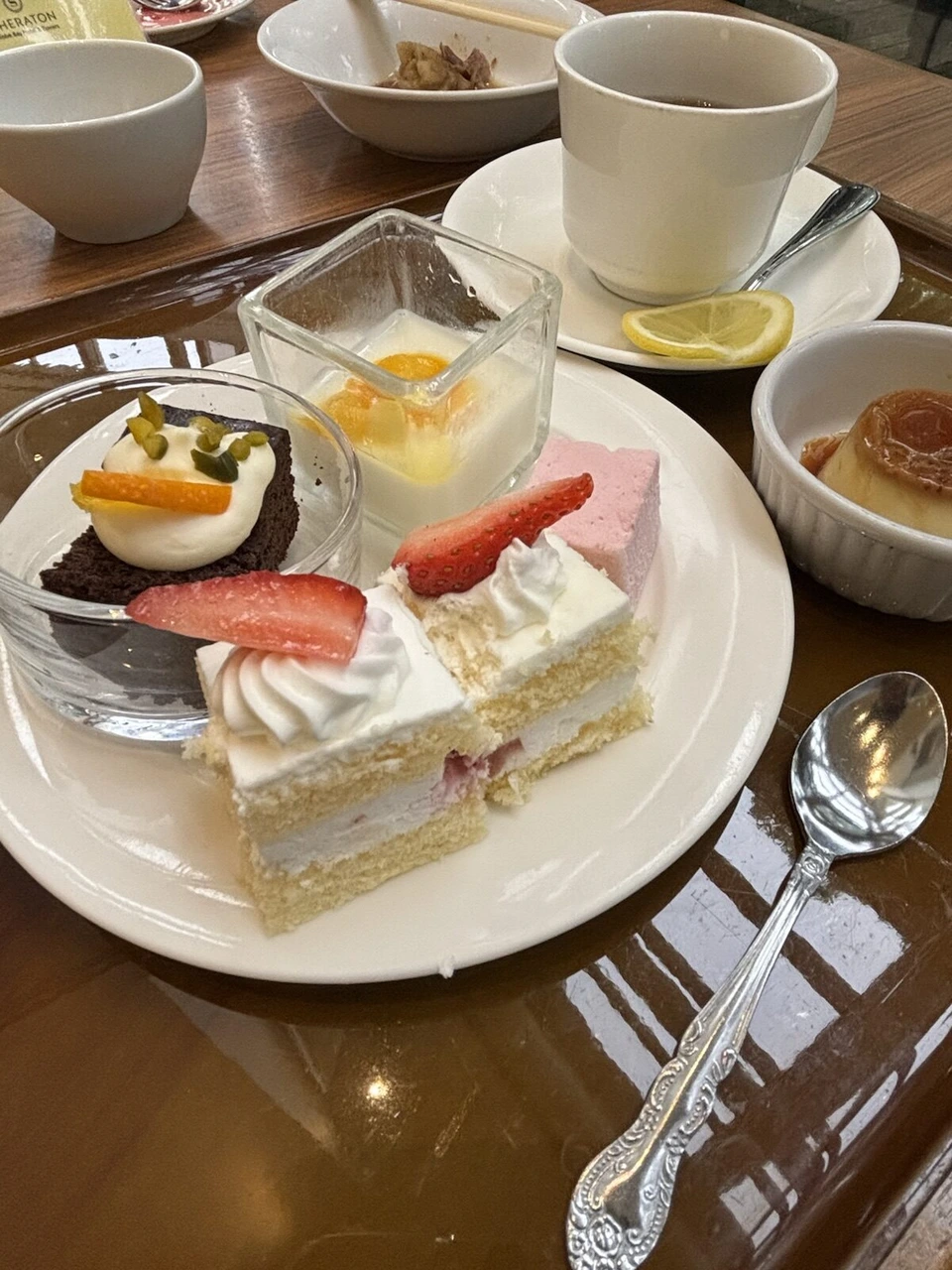 いちごのショートケーキ、チョコレートケーキ、プリンを並べた皿