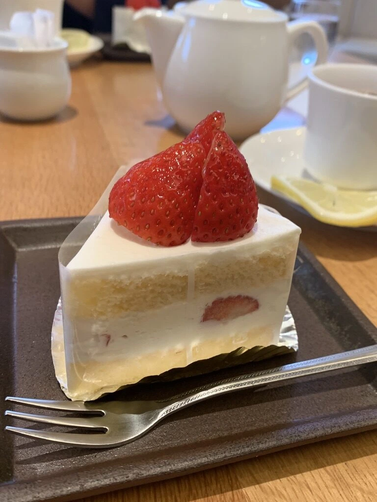 神戸ベイシェラトンで食べたいちごのショートケーキとティーポット