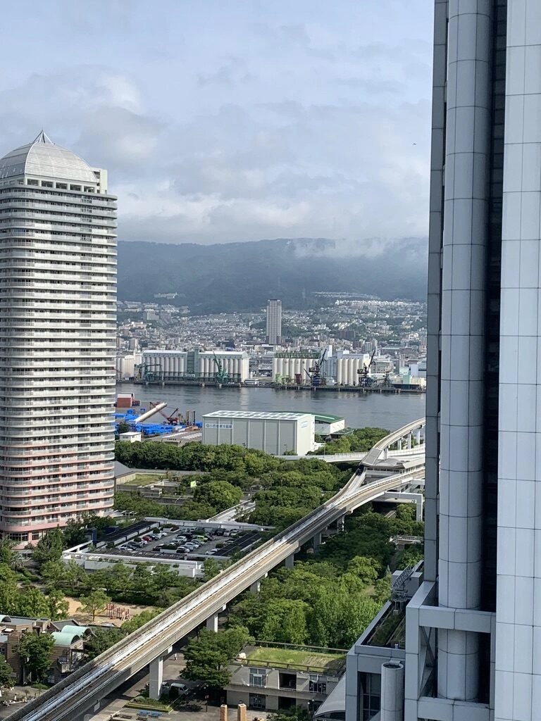 六甲アイランドの高層マンションと六甲ライナーの高架、奥に山並み