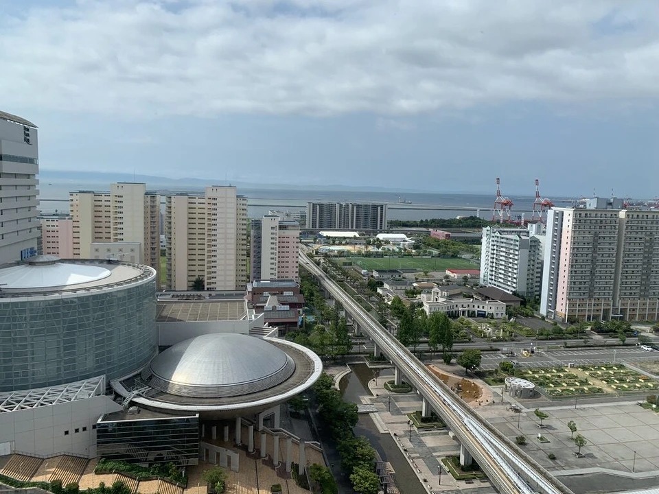 神戸ベイシェラトンの高層階から見た六甲アイランド。ドーム屋根の建物と六甲ライナーの高架、奥に海