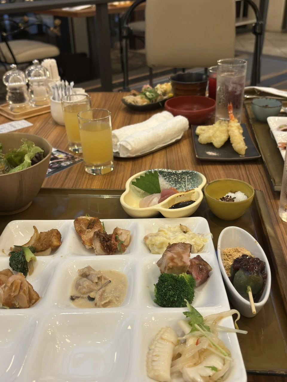 ディナーブッフェの仕切り皿に盛った料理と天ぷら、ジュース